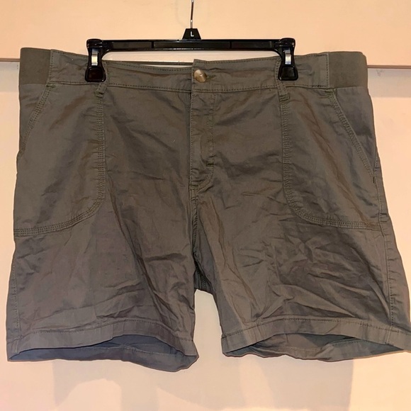 Lee Riders army green shorts with partial elastic waistband size 18, w/ pockets - Picture 1 of 8